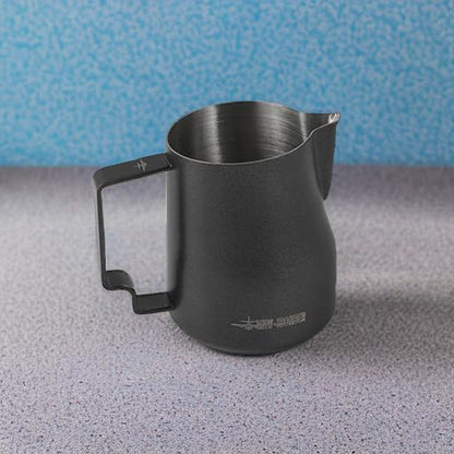 MHW-3BOMBER Milk Frothing Pitcher 450ml/15.2oz Milk Frother Cup Espresso Steaming Pitcher Stainless Steel Milk Frother Cup Barista Latte Art Round Spout Milk Jug P6005MB-OS