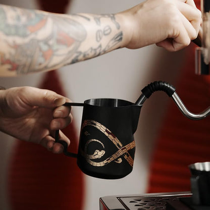 MHW-3BOMBER Milk Frothing Pitcher 450ml/15.2oz Milk Frother Cup Espresso Steaming Pitcher Stainless Steel Milk Frother Cup Barista Latte Art Black Gold - P6016S