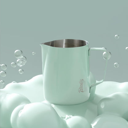 Milk Frothing Pitcher - 600ml/20oz Milk Frother Cup Espresso Steaming Pitcher for Barista, Bincoo SUS304 Stainless Steel Espresso Steaming Pitchers for Latte Art/Cappuccino/Coffee/Milk (Green-600ml)