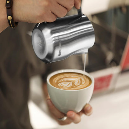 MHW-3BOMBER Milk Frothing Pitcher 12oz/350ml Milk Frother Cup Espresso Steaming Pitcher Stainless Steel Milk Frother Cup Barista Latte Art Round Spout Latte Art Pitcher P7121S