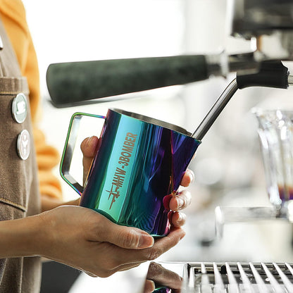 MHW-3BOMBER Milk Frothing Pitcher 20oz/600ml Latte Art Pitcher Stainless Steel Espresso Steaming Pitcher Colorful Barista Milk Jug P5912C-OS
